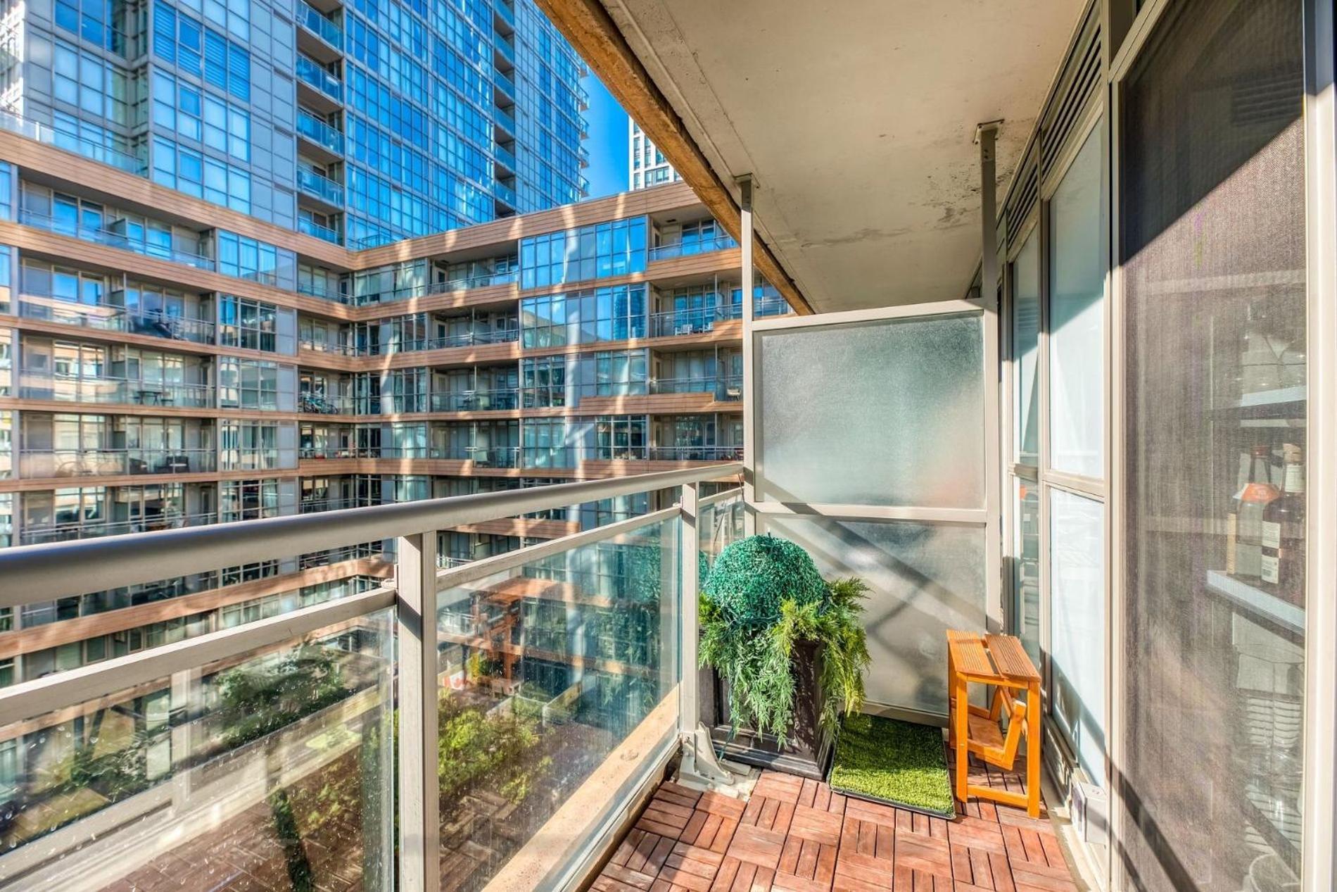 Downtown 2 Bedroom Gem With Free Parking Appartement Toronto