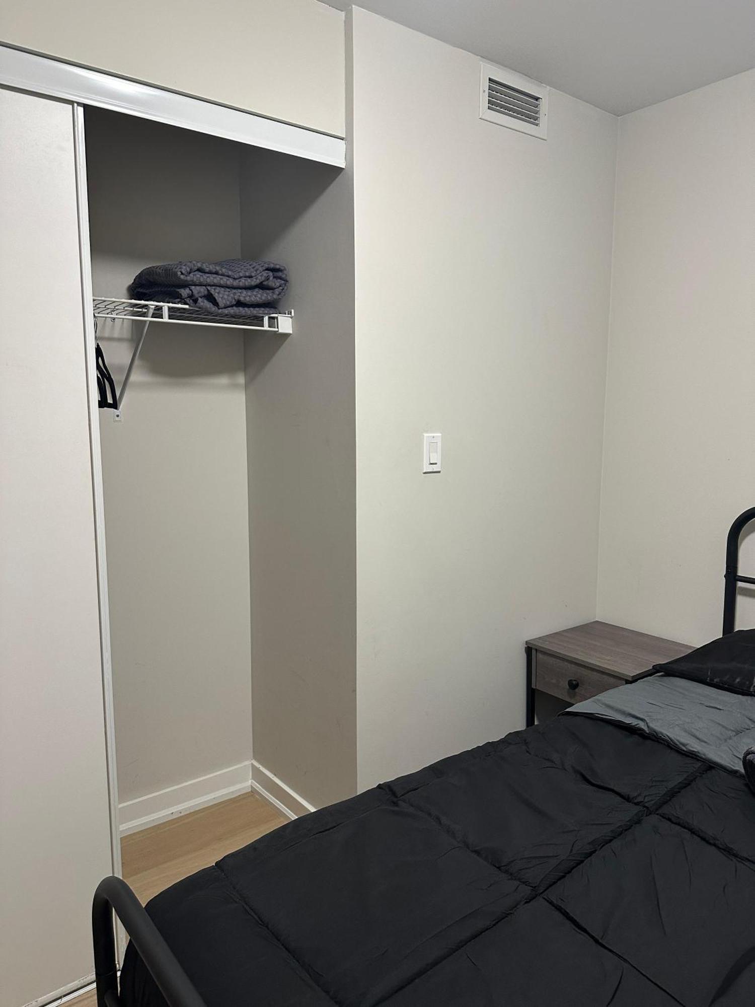 Downtown 2 Bedroom Gem With Free Parking Appartement *